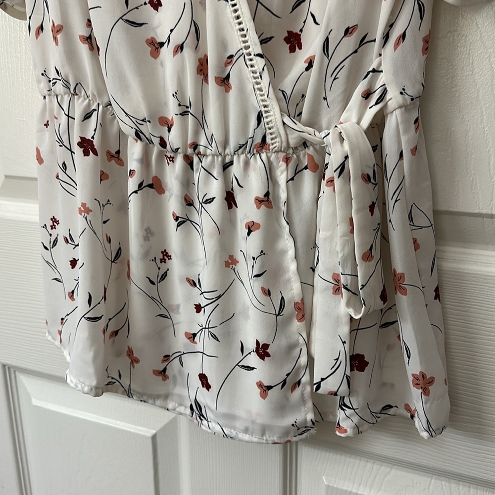 Sienna Sky White Floral Peplum Wrap Blouse Large - Picture 5 of 7